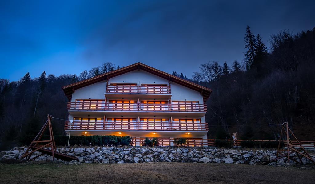 ホテル Panorama Pietrei Craiului Zărneşti エクステリア 写真